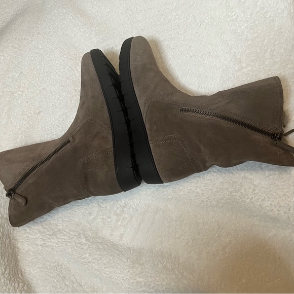 AQUATALIA "WANITA" TAUPE SUEDE LEATHER -FUR / SHEARLING LINED ZIP ANKLE BOOTS - Picture 11 of 14